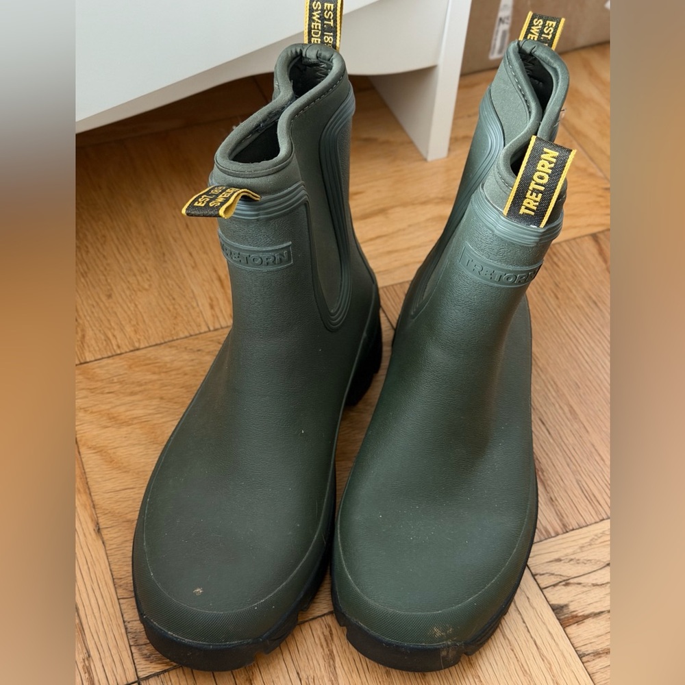 Tretorn Olive Waterproof Boots. READ